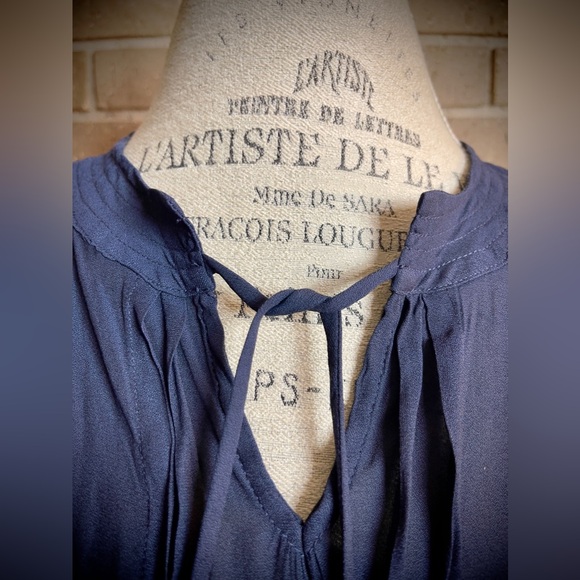 NWT - RO & DE Nordstrom Navy Silky Feel Short Sleeve Tie Neck Ruffle Hem blouse - Picture 2 of 7